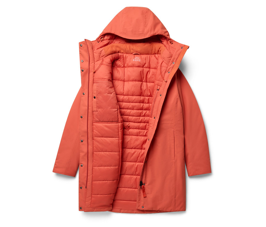 Une veste à capuche orange, ouverte et doublée d'une doublure matelassée.