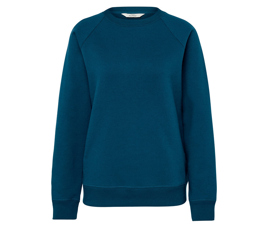 Un sweat-shirt bleu à manches longues et col rond.