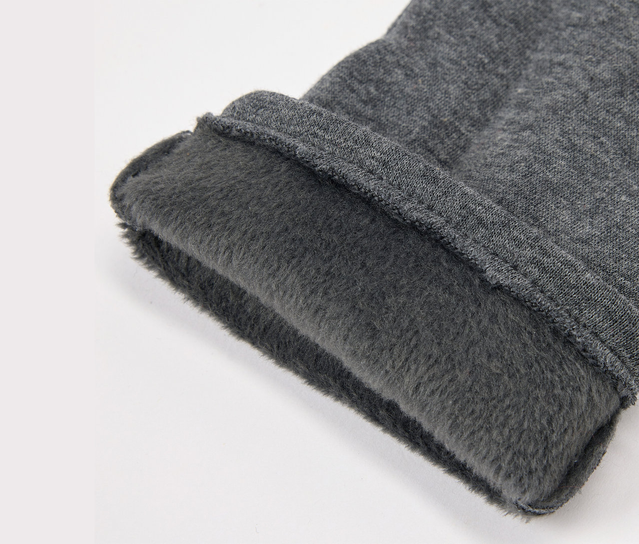 Gros plan d'un tissu gris avec une doublure en polaire.