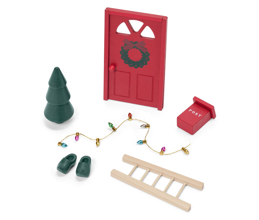 Une porte rouge avec une couronne, un arbre vert, une boîte aux lettres rouge, des guirlandes lumineuses et une échelle sur fond blanc.