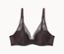 Soutien-gorge en dentelle marron à armatures sur fond blanc.