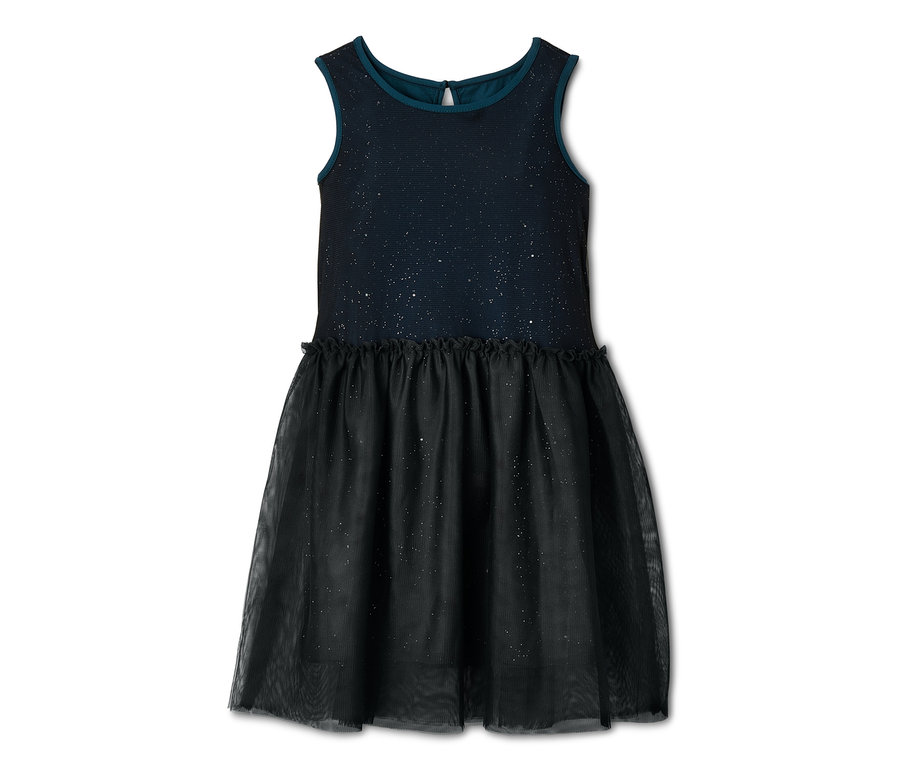 Une robe noire en tulle.