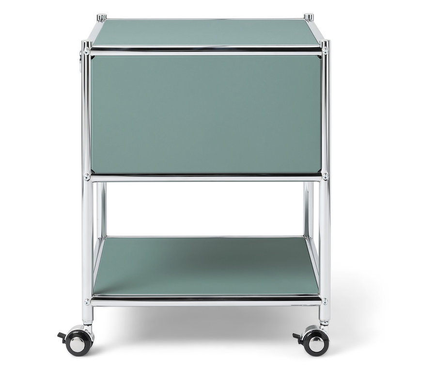 Un chariot à deux niveaux avec un cadre chromé et des tiroirs verts.
