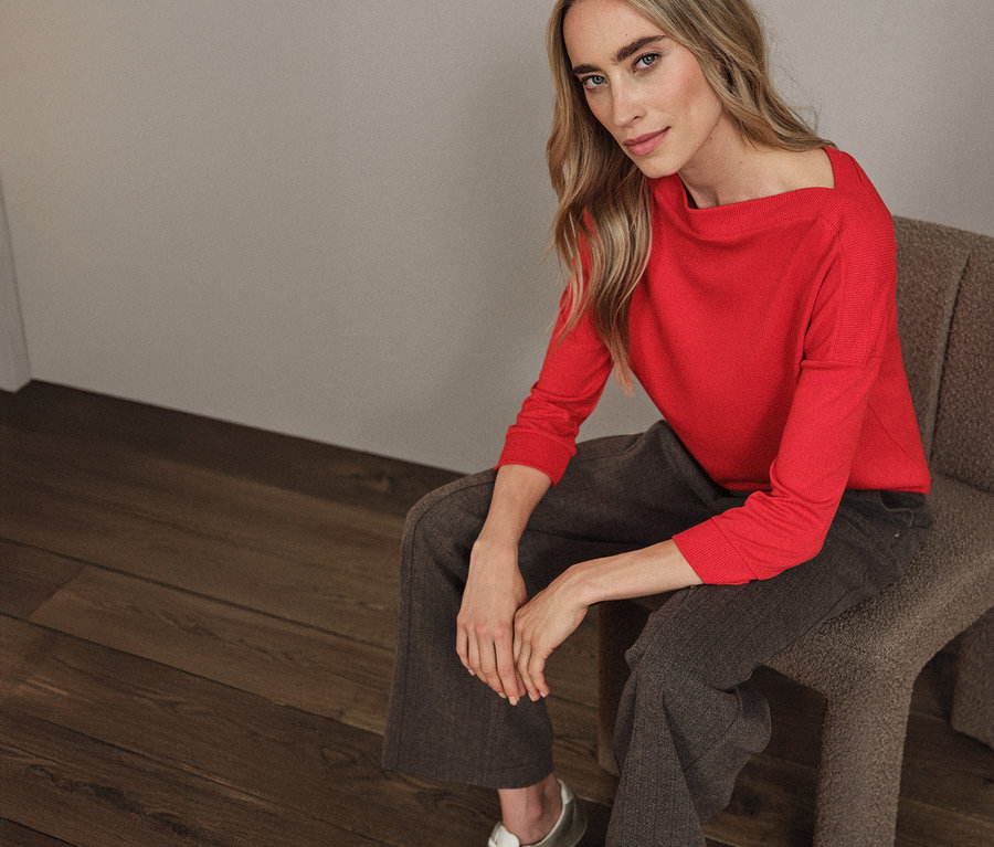 Femme assise sur une chaise portant un t-shirt rouge avec détails côtelés Street One.