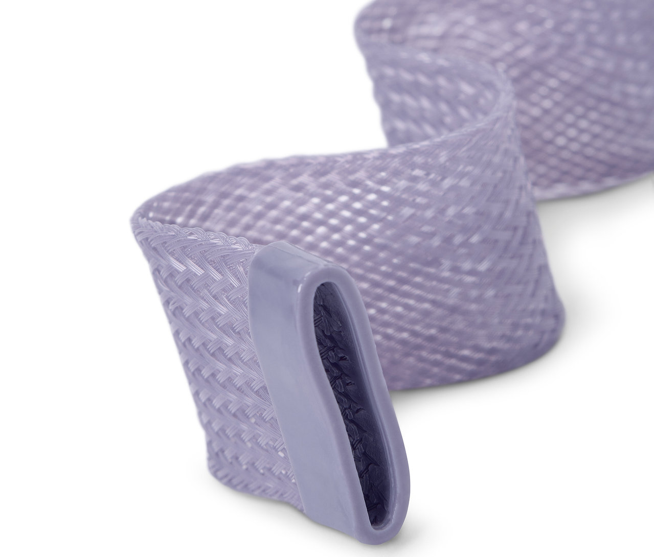 Gros plan d'un manchon de câble textile violet avec une extrémité en plastique.