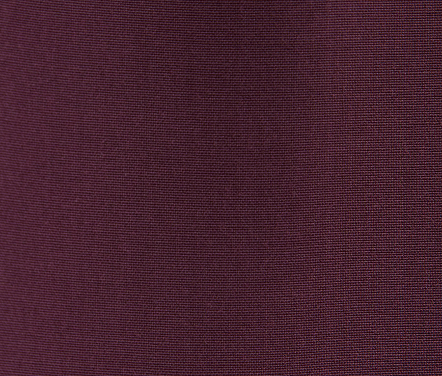 Gros plan sur la texture d'un tissu violet foncé.