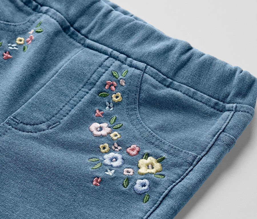Détail d'un jegging pour enfant – Fit « Mia » avec broderie florale.