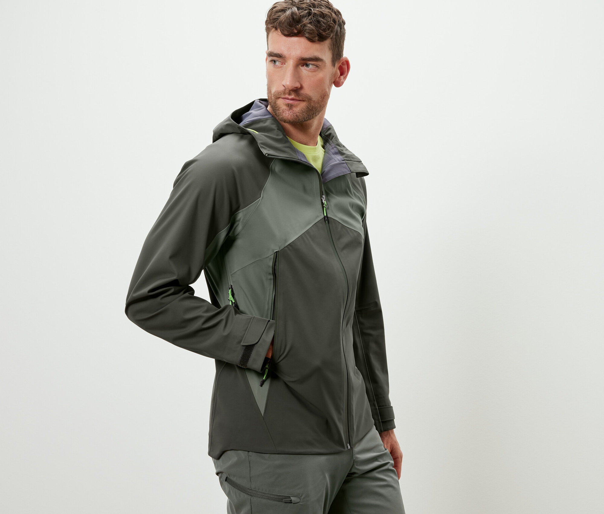 Un homme porte une veste outdoor 3 couches.