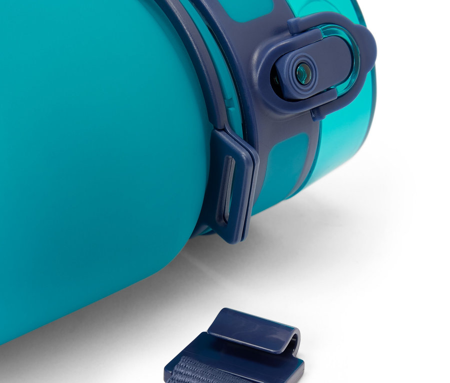 Gros plan d'une gourde isotherme bleu-vert avec une sangle bleue sur un fond blanc.