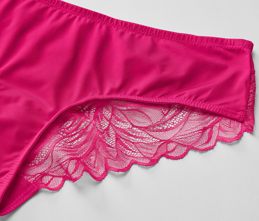 Gros plan sur un slip brésilien fuchsia avec des détails en dentelle.