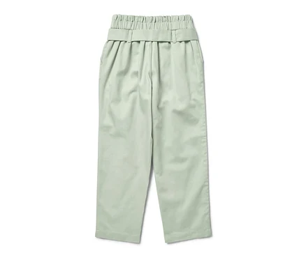 Pantalon à enfiler pour enfant de couleur claire avec ceinture élastique et ceinture.