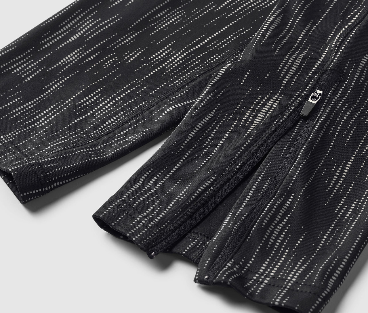 Gros plan d'un pantalon à motifs noirs et blancs avec fermeture éclair à la cheville.