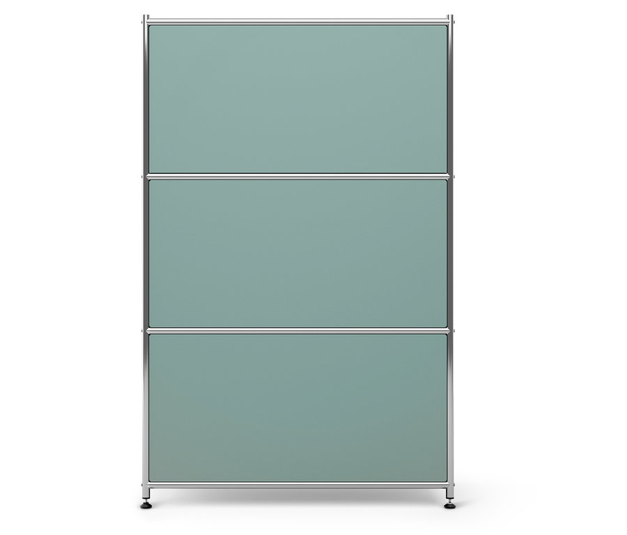 Étagère à trois niveaux avec cadre en métal et panneaux verts.