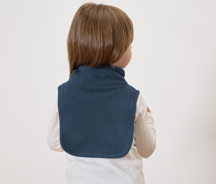 Garçon portant un bavoir bleu.