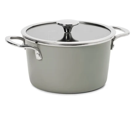 Casserole grise avec couvercle.