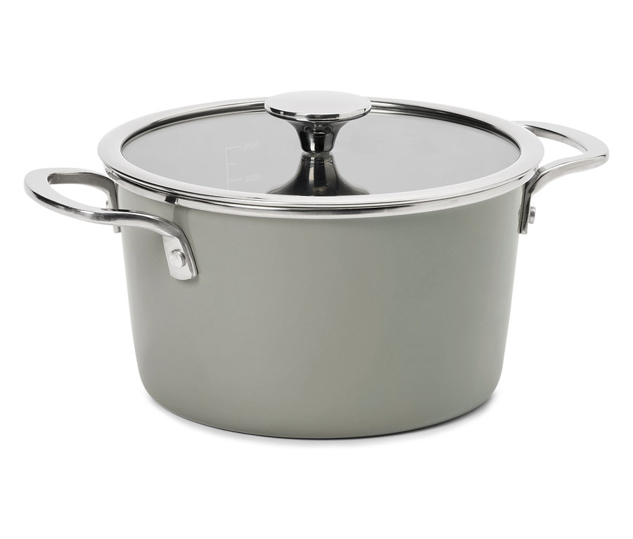 Casserole grise avec couvercle.