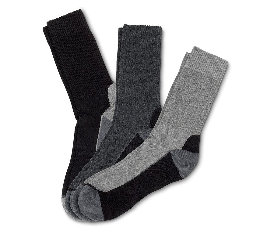 Trois paires de chaussettes : noires, gris foncé et gris clair.