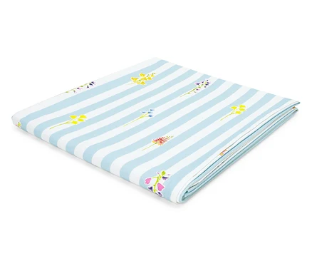 Tissu plié à rayures bleu clair et blanches avec motif floral.