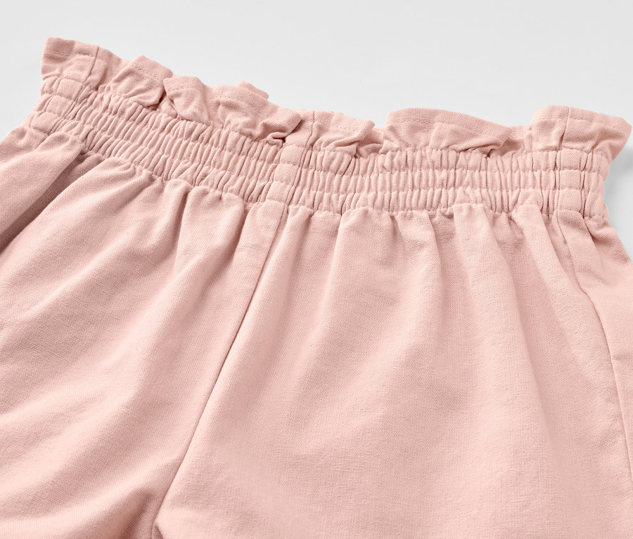 Détail d'un short paper bag pour enfant avec taille élastique.
