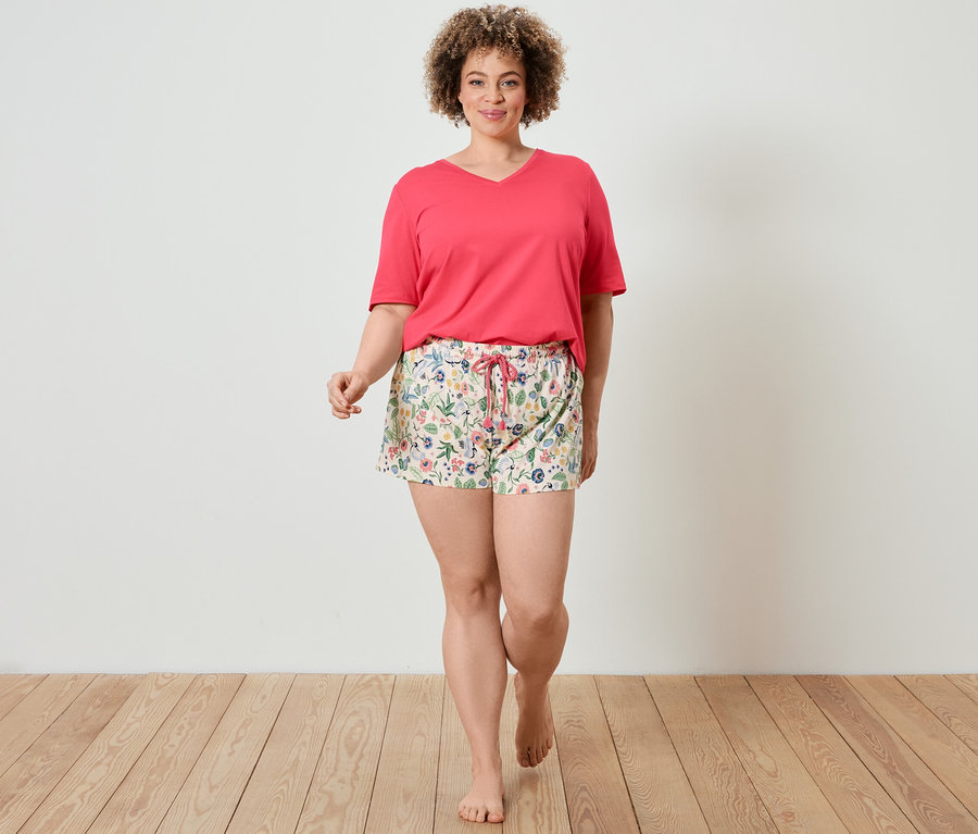 Une femme marche et porte un ensemble pyjama shorty.