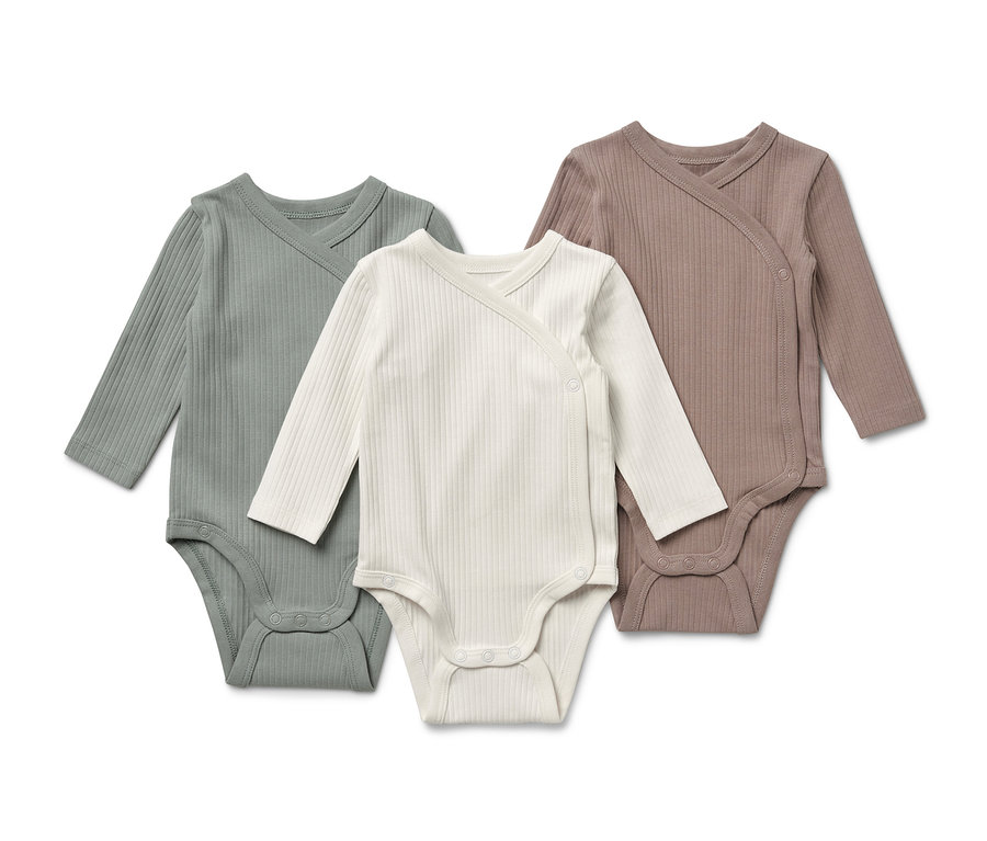 Trois bodys côtelés à manches longues pour bébé en vert, blanc et marron.