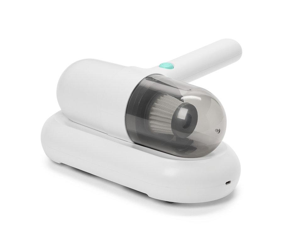 Aspirateur anti-acariens blanc sur une station de charge blanche.