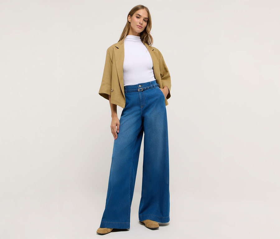 Femme portant un jean Angels Denim «
Liva » Sleek Wide Leg, un haut blanc et une veste.
