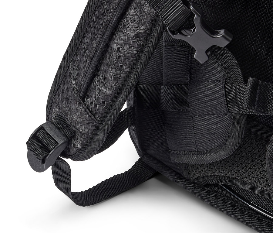 Gros plan des bretelles et de la sangle latérale d'un sac à dos noir.