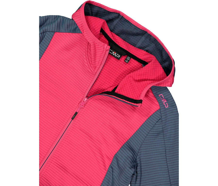 Gros plan d'une veste polaire CMP rose avec capuche et manches bleu-gris.