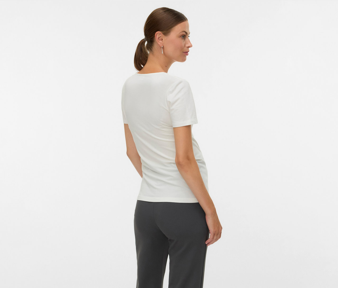 Femme vue de dos portant un lot de 2 t-shirts MAMALICIOUS «
MLKERRIE TESS » et un pantalon gris.