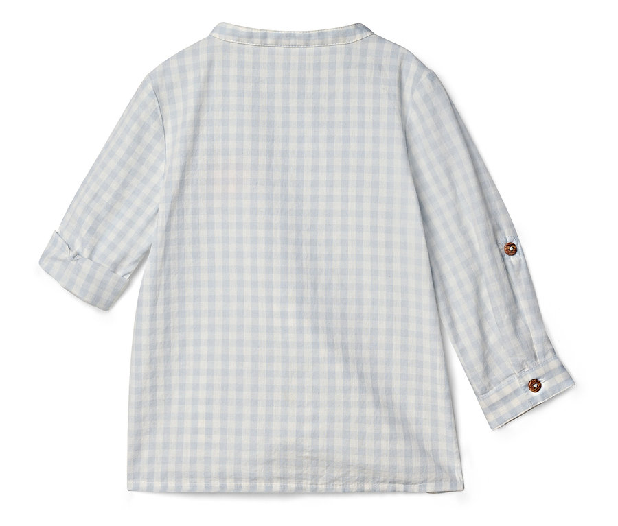 Chemise à carreaux bleu clair et blanc à manches longues avec boutons marron.