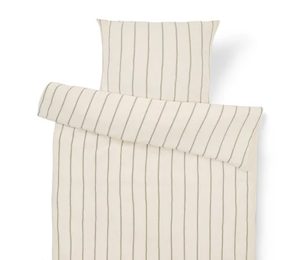 Ensemble de literie avec oreiller et housse de couette à fines rayures vertes sur tissu blanc, photographié d'en haut.