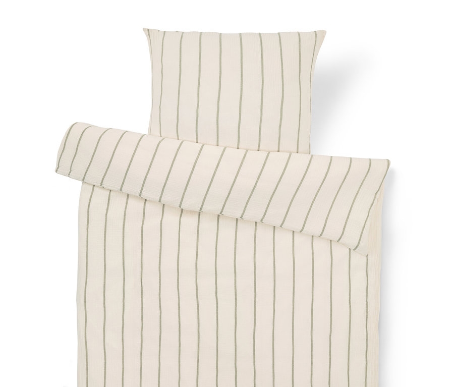 Ensemble de literie avec oreiller et housse de couette à fines rayures vertes sur tissu blanc, photographié d'en haut.