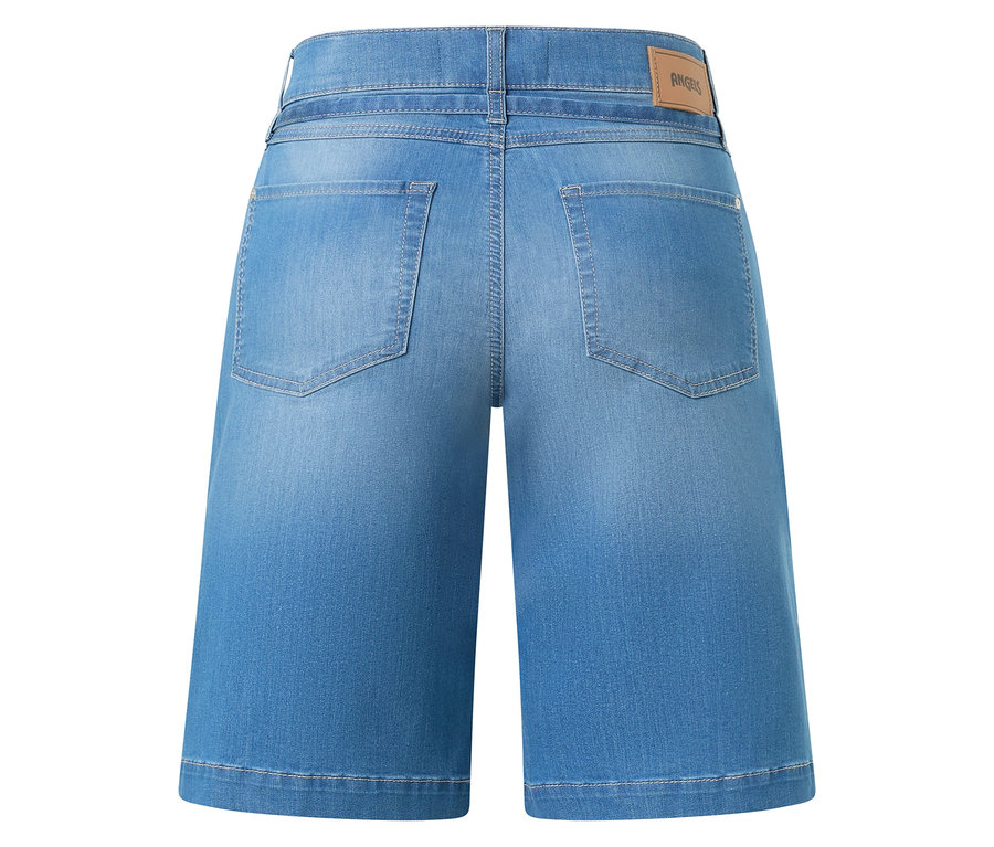 Vue arrière d'une culotte-jeans bleu clair avec deux poches arrière et une étiquette marron à la taille.