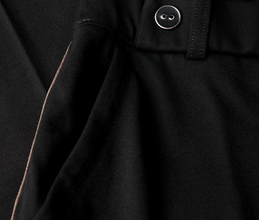 Détail d'un pantalon noir Street One Straight Leg avec galon.