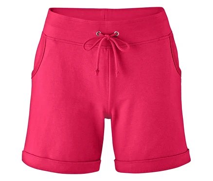 Short de sport rose enroulé sur fond blanc.