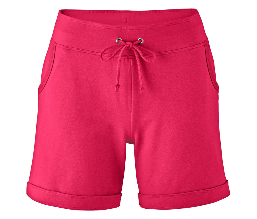 Short de sport rose enroulé sur fond blanc.