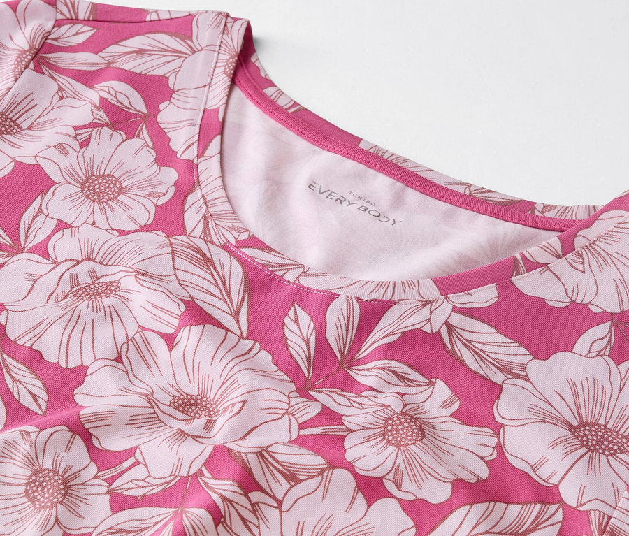Gros plan d'un t-shirt rose avec un imprimé floral.