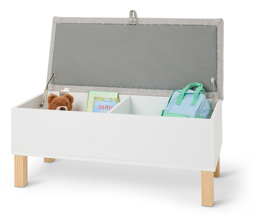 Coffre à jouets blanc ouvert avec ours en peluche, livre et sac à dos bleu clair.