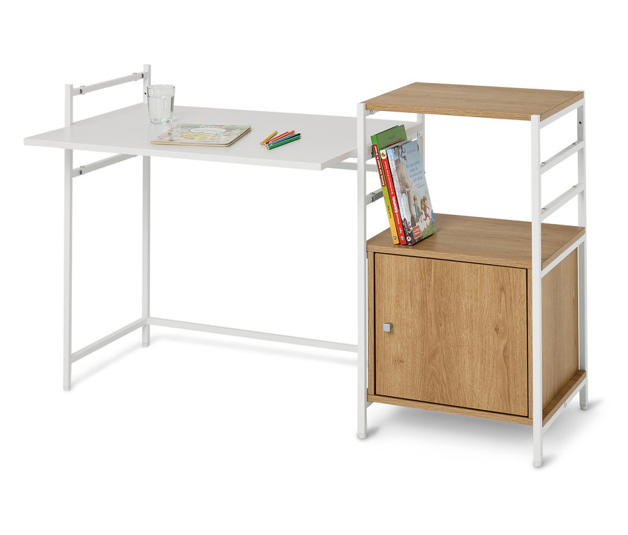 Bureau blanc avec étagère, sur lequel reposent un verre d'eau, un livre de coloriage et des crayons.