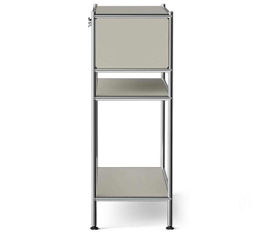 Une étagère grise avec trois étagères et une armoire sur le dessus, sur un fond blanc.