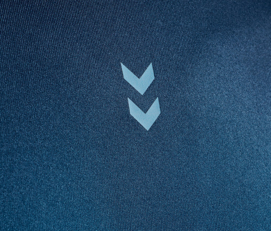 Gros plan d'un tissu bleu foncé avec un logo d'angle bleu clair.