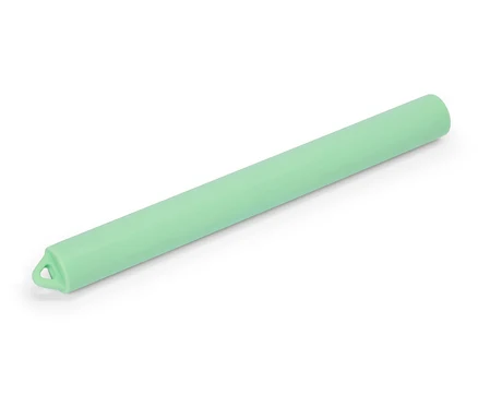 Un objet cylindrique vert clair repose en diagonale sur une surface blanche.