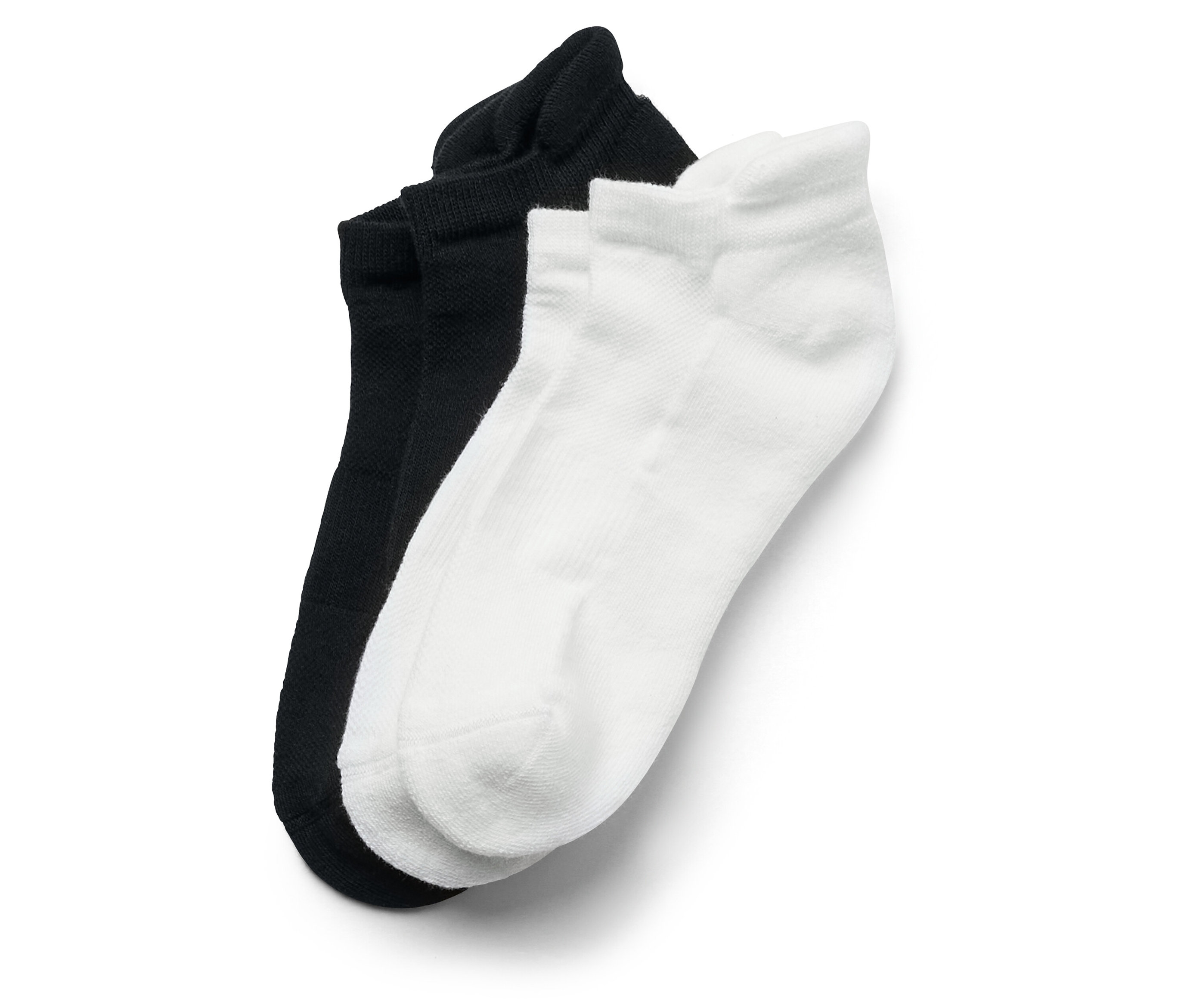 Gros plan d'une paire de chaussettes noires et d'une paire de chaussettes blanches.