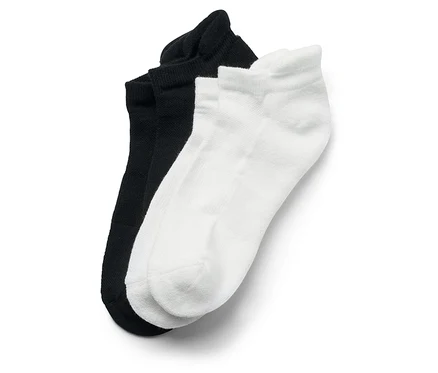 Gros plan d'une paire de chaussettes noires et d'une paire de chaussettes blanches.