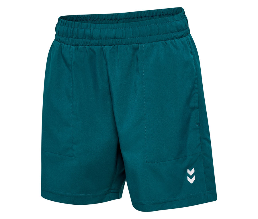 Gros plan d'un short turquoise avec une ceinture élastique et un logo angulaire blanc sur la jambe droite.
