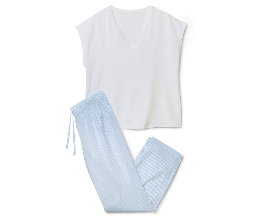 Un t-shirt blanc à manches courtes et un pantalon de pyjama rayé bleu et blanc sont posés l'un sur l'autre.