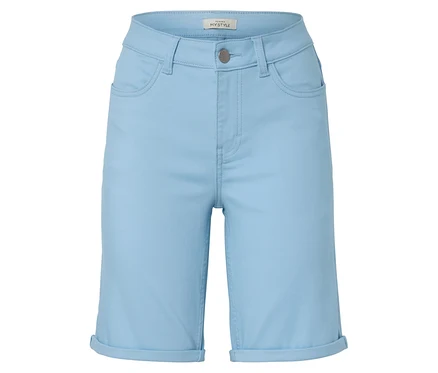 Short en jean bleu clair sur fond blanc.