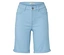 Short en jean bleu clair sur fond blanc.