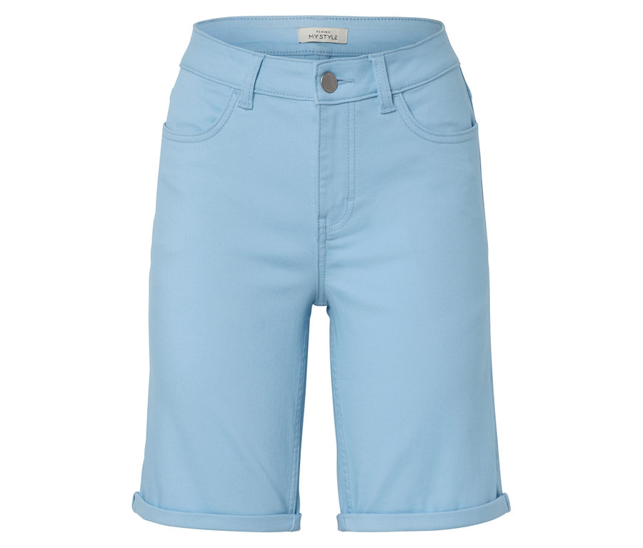 Short en jean bleu clair sur fond blanc.